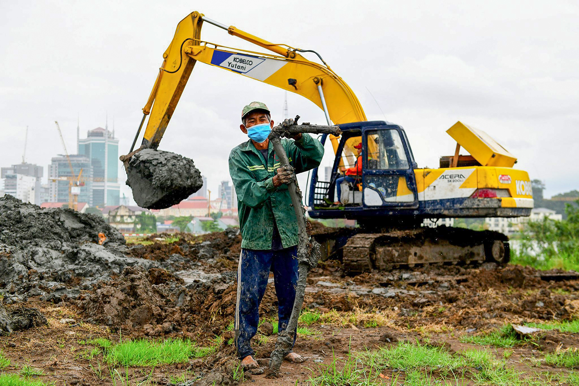 Ông lão hơn 20 năm kiếm tiền từ lòng đất ở TP.HCM - 1