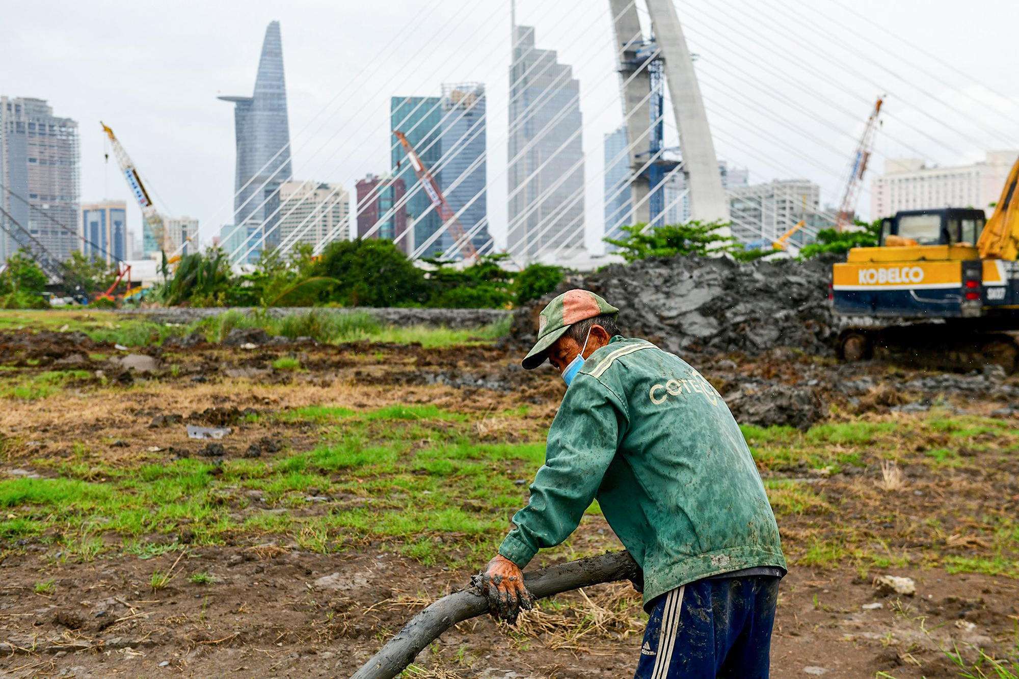 Ông lão hơn 20 năm kiếm tiền từ lòng đất ở TP.HCM - 2