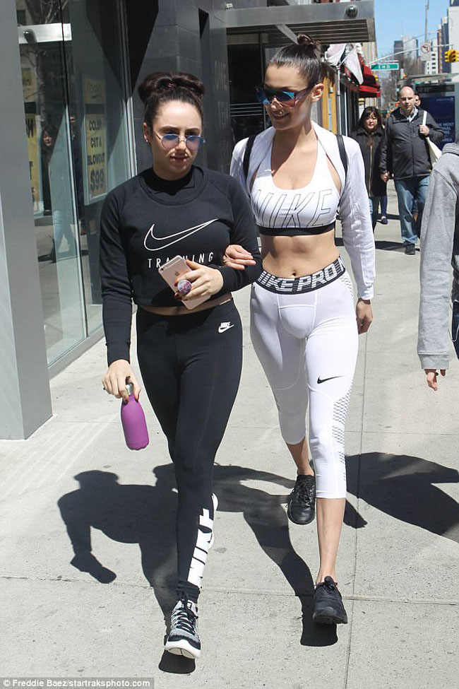 Kim Kardashian diện bodysuit có thiết kế nhấn nhá ở vùng nhạy cảm, bị chê kém duyên - 4