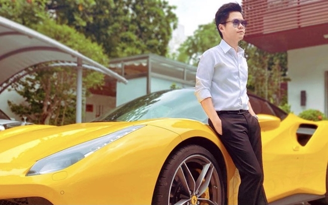 Không hổ danh là một trong những thiếu gia đam mê xe nhất nhì Việt Nam, bộ sưu tập siêu xe của Phan Thành thường khiến người khác phải trầm trồ ngưỡng mộ vì toàn những xế hộp “cực phẩm”.
