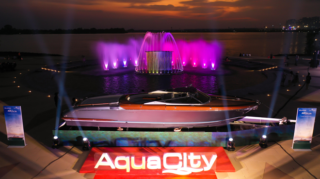Biểu tượng du thuyền hạng sang cập bến Aqua Marina, Aqua City - 1