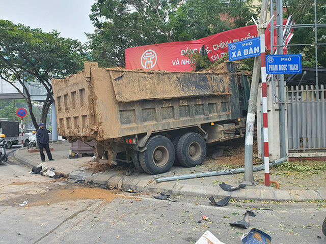 Hà Nội: Ô tô tải va chạm với xe BMW đắt tiền, húc đổ tường trường tiểu học - 1