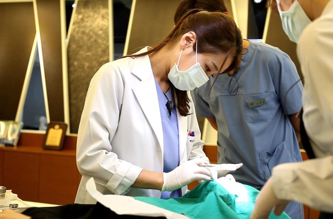  Nữ nha sĩ gây trầm trồ khi đọ dáng cùng con gái, tuổi 52 không thua thiếu nữ