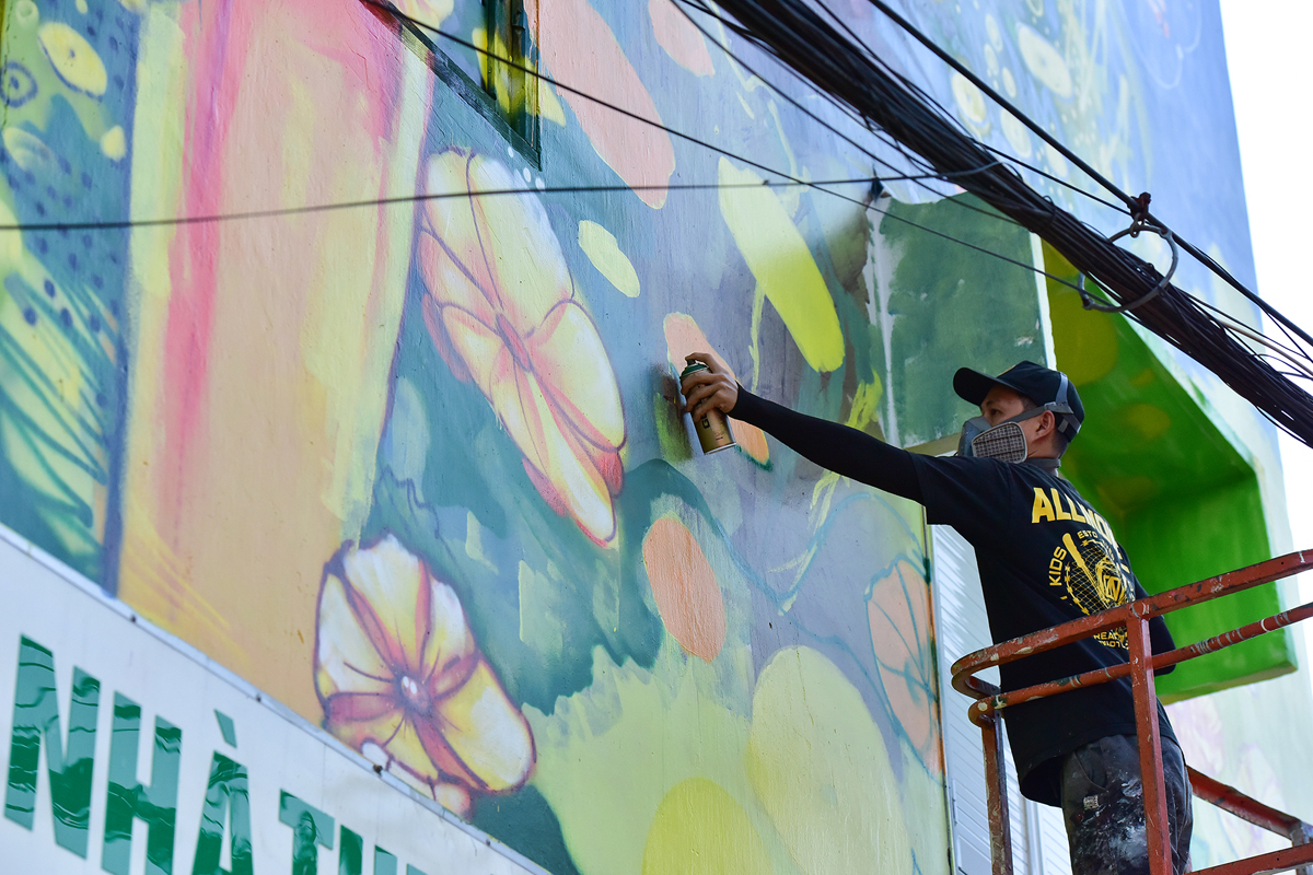 Dùng xe cẩu vẽ tranh khổng lồ lên tường chung cư ở TP.HCM - 10