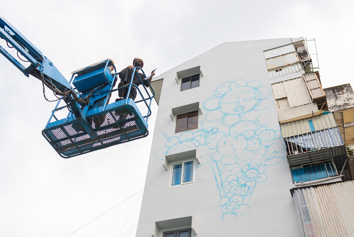 Dùng xe cẩu vẽ tranh khổng lồ lên tường chung cư ở TP.HCM - 2