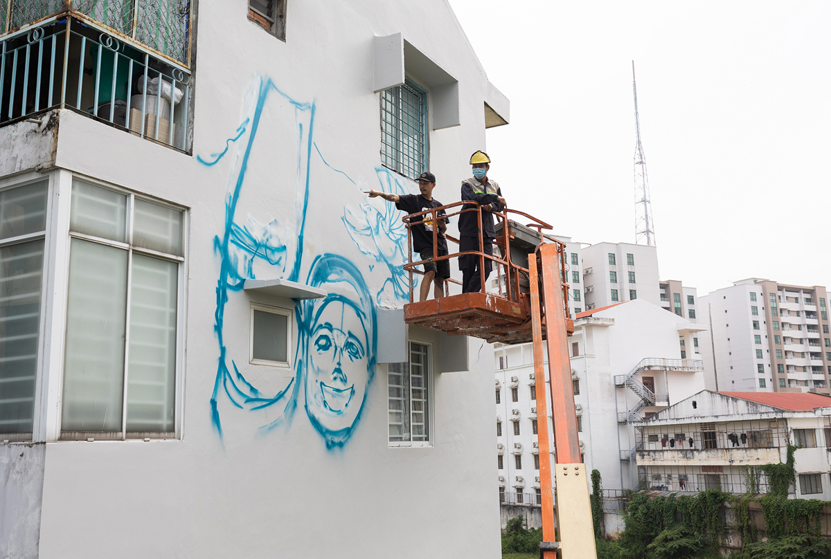 Dùng xe cẩu vẽ tranh khổng lồ lên tường chung cư ở TP.HCM - 3