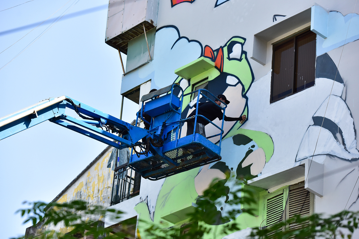 Dùng xe cẩu vẽ tranh khổng lồ lên tường chung cư ở TP.HCM - 9