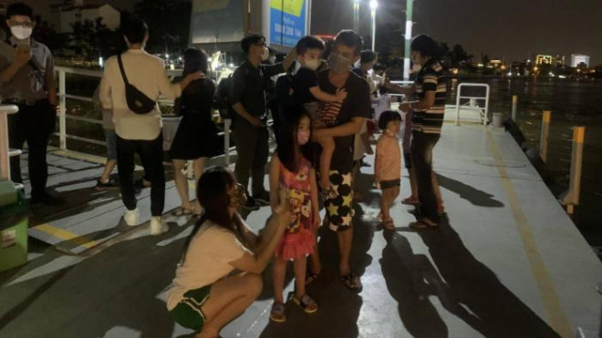 Người Sài Gòn "chen chân" mua vé đi buýt sông vào ban đêm - 5