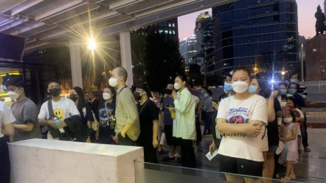 Người Sài Gòn "chen chân" mua vé đi buýt sông vào ban đêm - 2