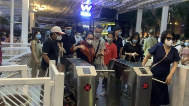 Người Sài Gòn "chen chân" mua vé đi buýt sông vào ban đêm - 3
