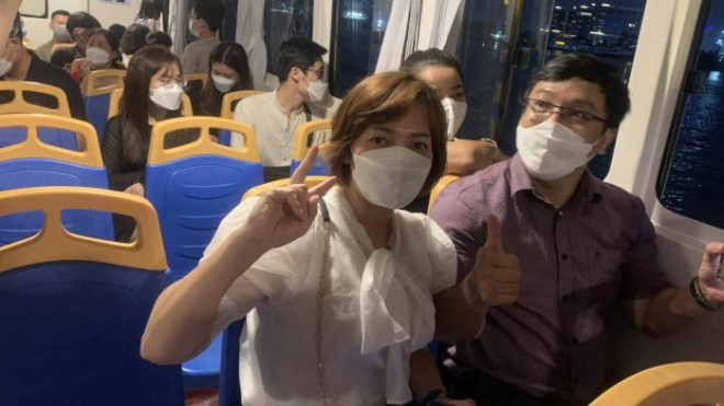 Người Sài Gòn "chen chân" mua vé đi buýt sông vào ban đêm - 9