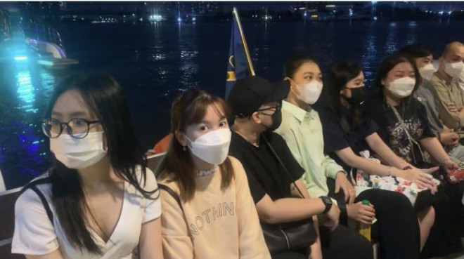 Người Sài Gòn "chen chân" mua vé đi buýt sông vào ban đêm - 8
