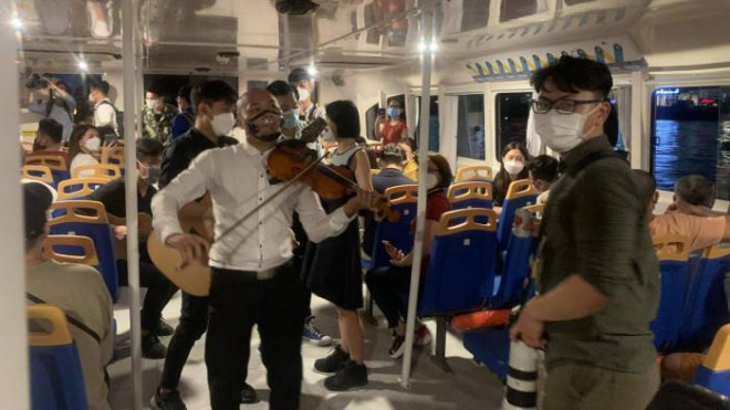 Người Sài Gòn "chen chân" mua vé đi buýt sông vào ban đêm - 11