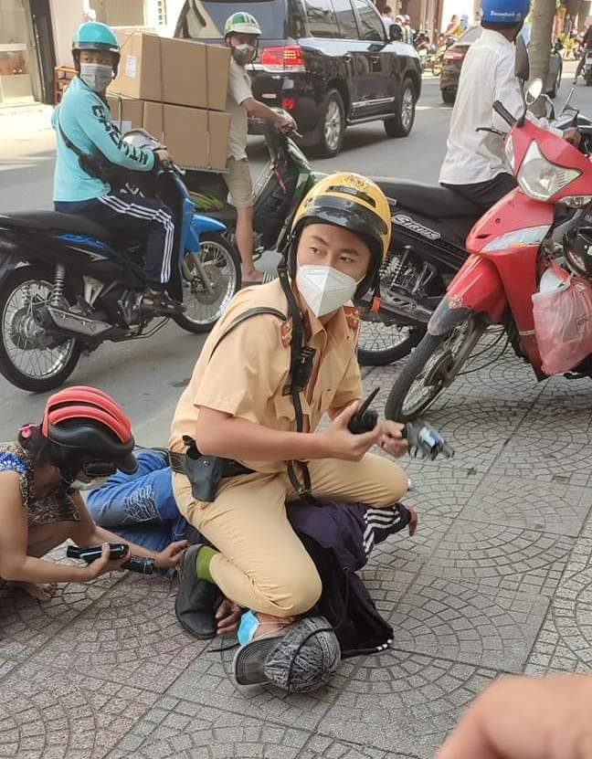 Cảnh sát rút súng khống chế kẻ đâm gục người phụ nữ ở Sài Gòn - 1