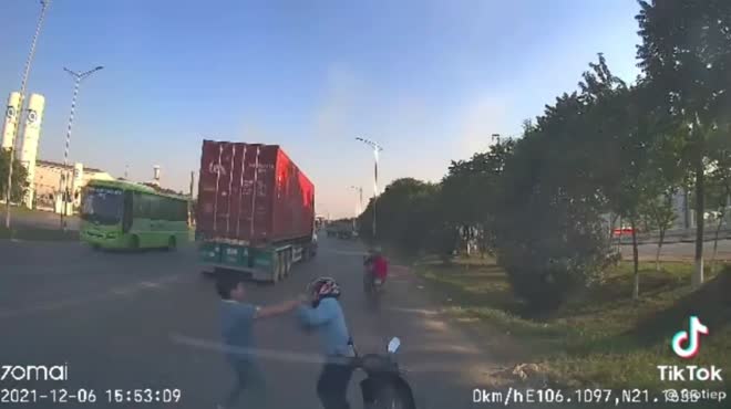 Clip: Vượt phải tạt đầu ô tô, lái xe máy bị đuổi đánh - 1