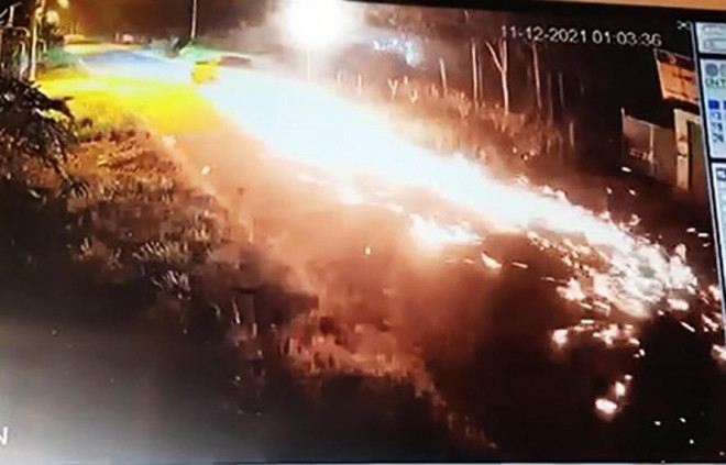 Kinh hãi nhân viên ngân hàng lái ô tô bán tải tông xe máy của công an, kéo lê hơn 2 km - 1