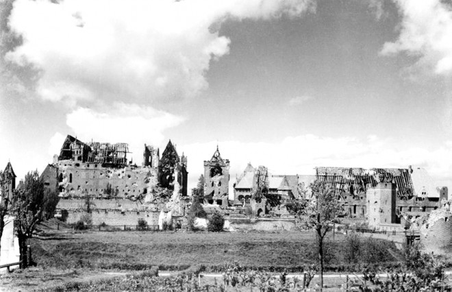 Có gì bên trong lâu đài bằng gạch nung nguy nga lớn nhất thế giới - 4