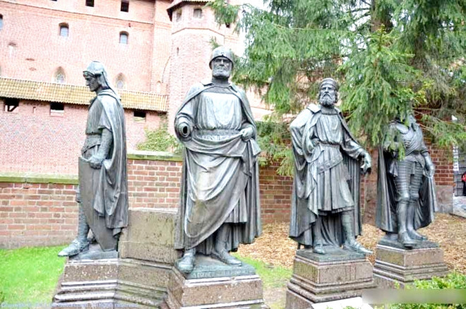 Có gì bên trong lâu đài bằng gạch nung nguy nga lớn nhất thế giới - 9