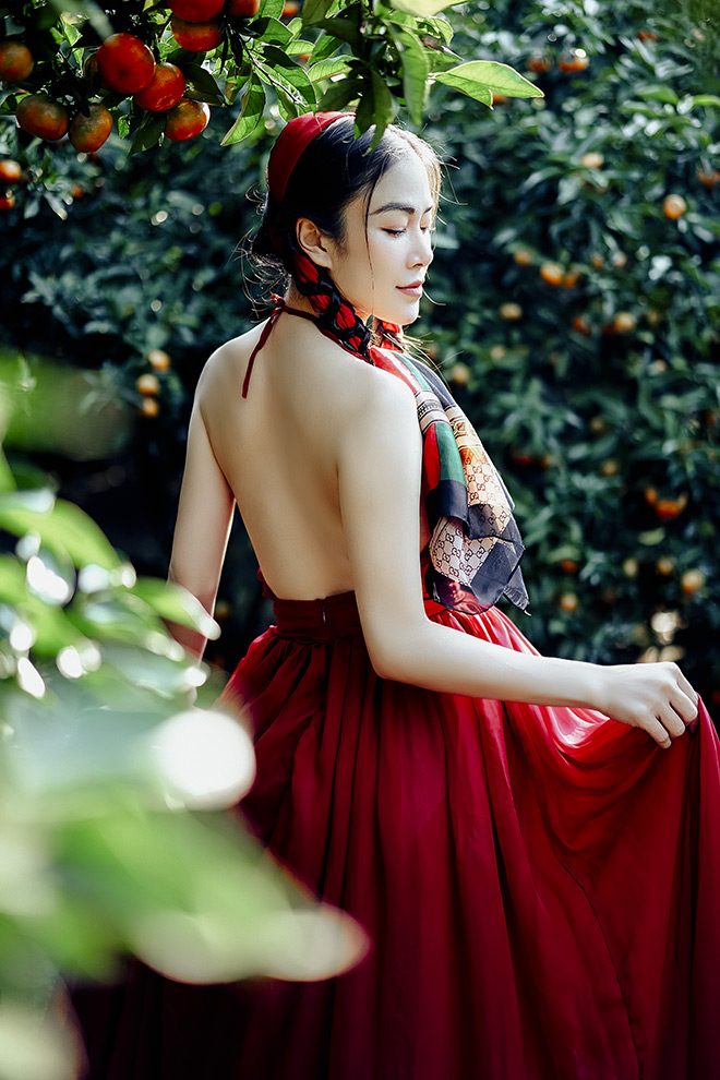 Hoa hậu Áo dài quê Thanh Hóa mặc áo yếm khoe lưng trần gợi cảm - 3