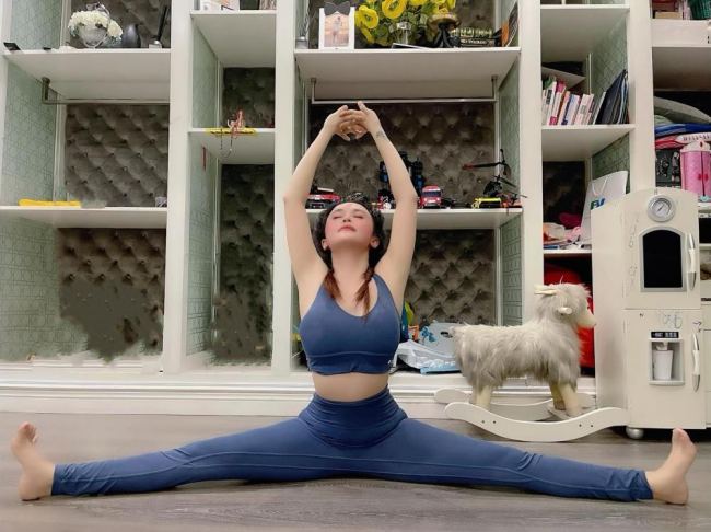 Ngoài gym, Mina Phạm còn tập thêm yoga.
