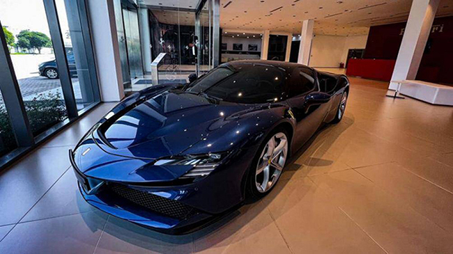 Siêu phẩm Ferrari SF90 Stradale vừa về Việt Nam gây ấn tượng khi sở hữu màu sơn xanh dương bắt mắt và hiện đang được trưng bày tại đại lý
