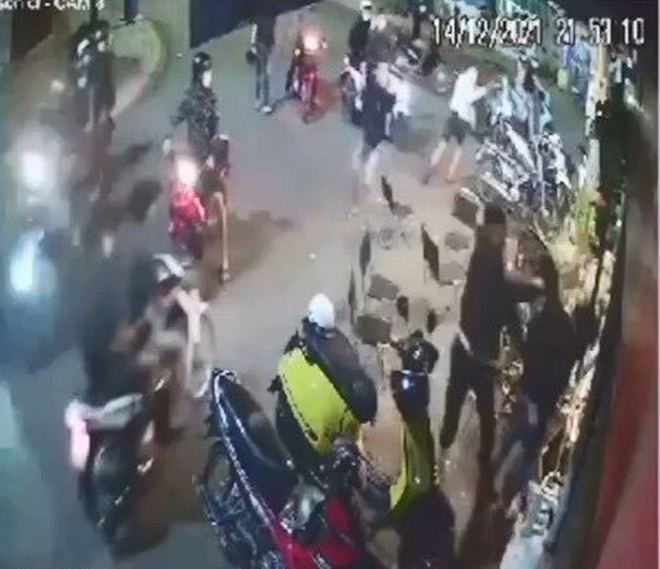 Kinh hãi, nhóm thanh niên vác hung khí lao vào quán cà phê chém người loạn xạ - 1