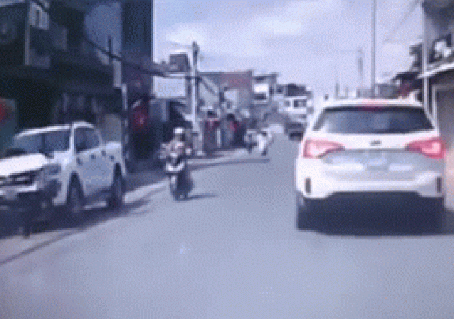Clip: Bức xúc con sang đường bất cẩn va chạm với xe máy, ông bố nổi “khùng” - 1