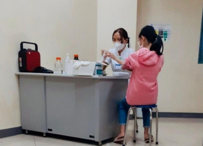 Không có chuyện nữ sinh lớp 7 tiêm cùng lúc 2 mũi Pfizer - 1