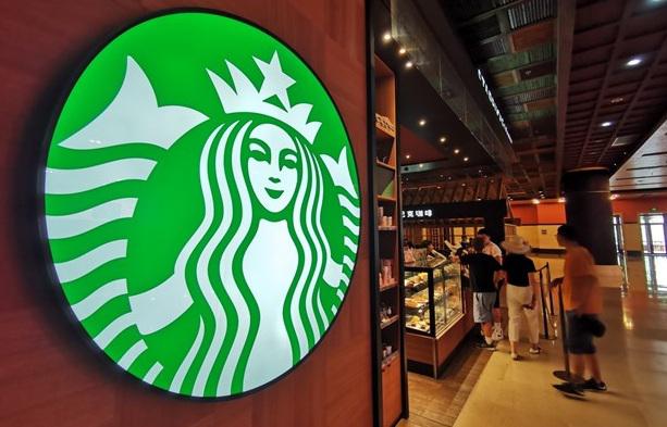 Điều tra hàng loạt cơ sở của Starbucks sau ồn ào dùng nguyên liệu hết hạn để pha chế - 1