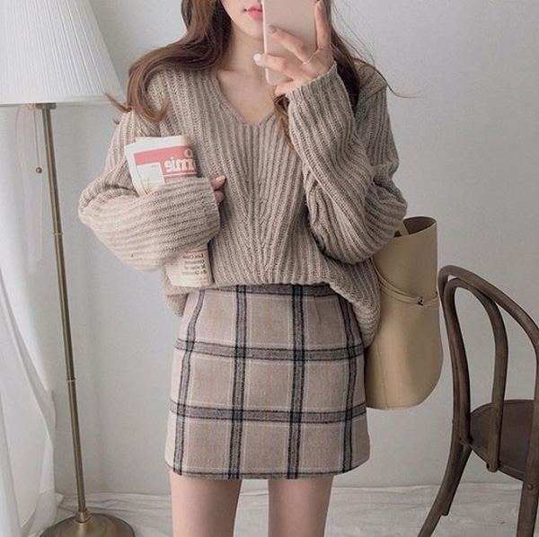 Cách mix áo len với chân váy dài cho cô nàng khí chất  Shopee Blog