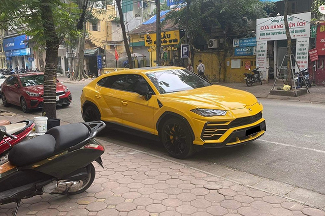 &#34;Siêu bò&#34; Lamborghini Urus đậu trên phố Hà Nội với một điểm gây chú ý - 1