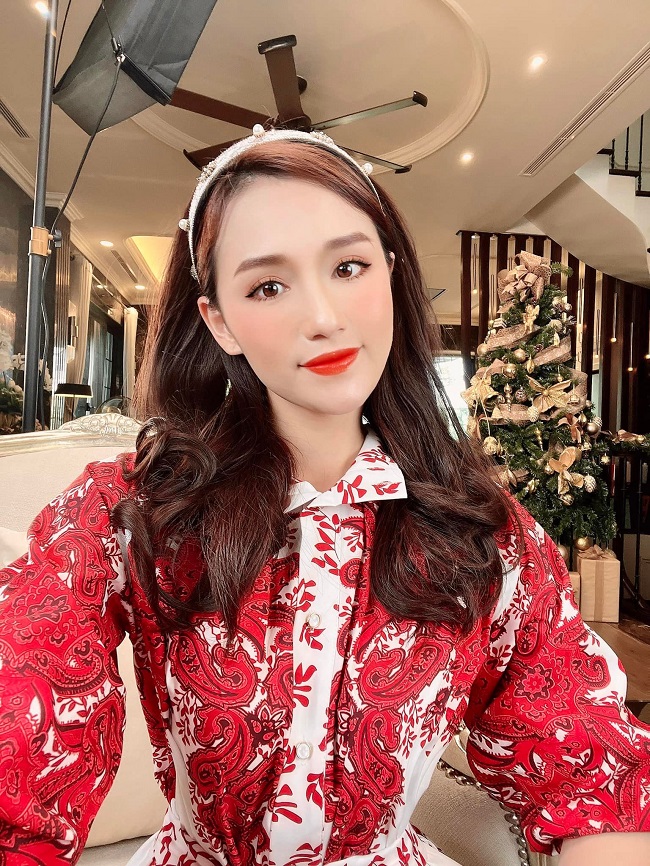 Khác với phong cách gợi cảm thường thấy, diễn viên Lã Thanh Huyền mặc kín đáo khi tạo dáng bên cây thông Noel. Cô tâm sự thời gian này rất bận rộn vì liên tục chạy show. 
