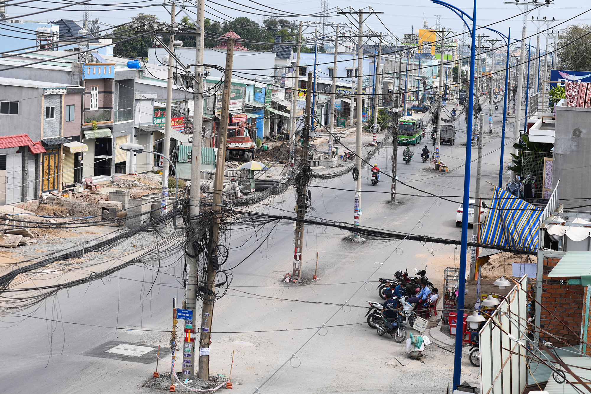 Hơn 500 trụ điện “đi lạc” xuống đường, người dân luồn lách như “làm xiếc” - 1