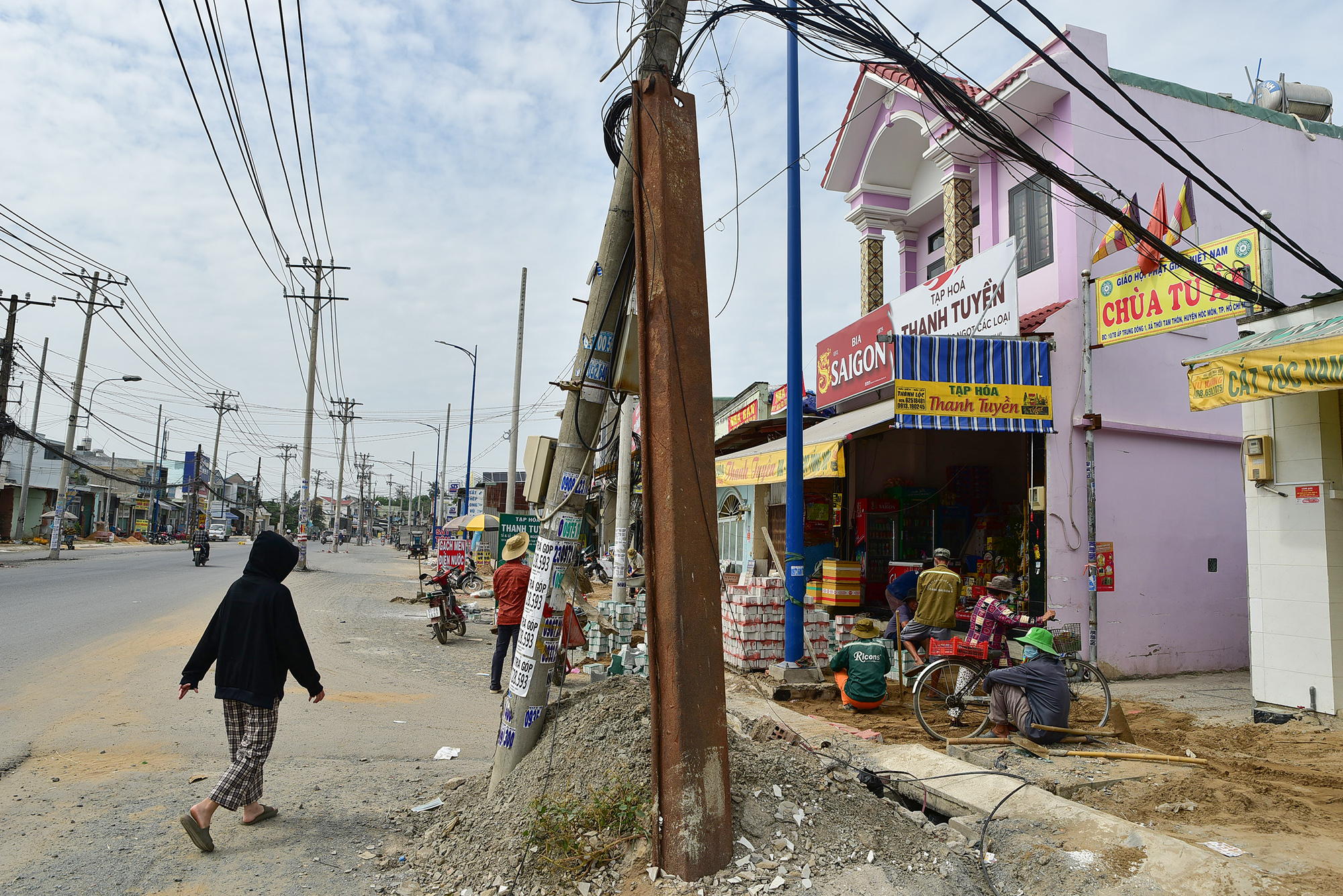Hơn 500 trụ điện “đi lạc” xuống đường, người dân luồn lách như “làm xiếc” - 10