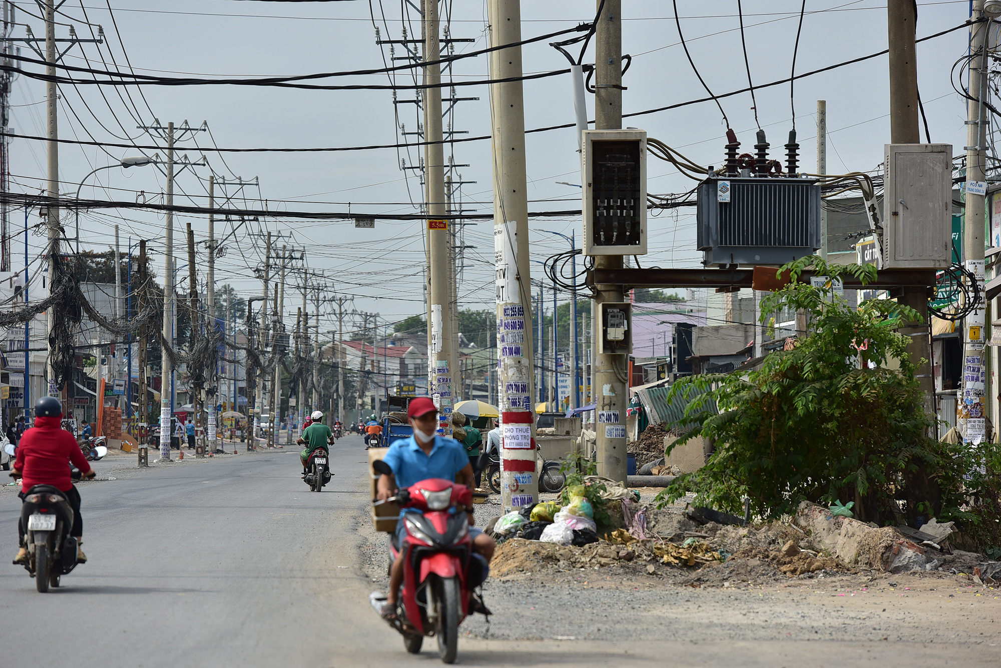 Hơn 500 trụ điện “đi lạc” xuống đường, người dân luồn lách như “làm xiếc” - 11