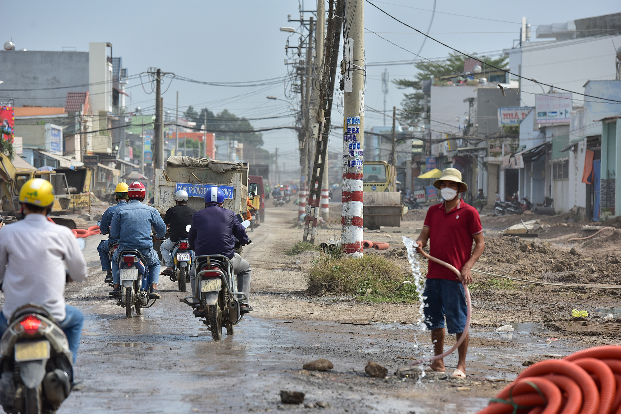 Hơn 500 trụ điện “đi lạc” xuống đường, người dân luồn lách như “làm xiếc” - 15