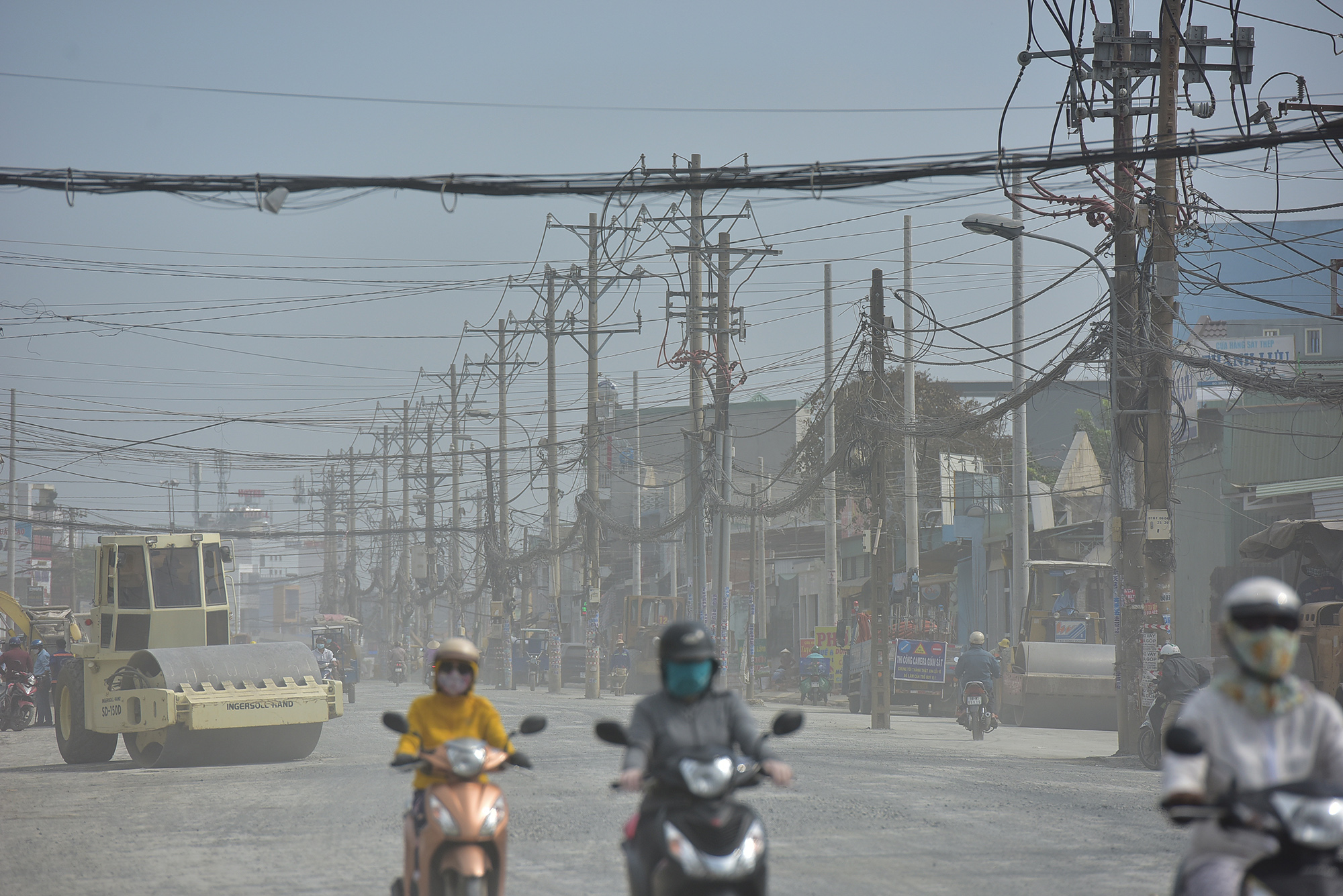 Hơn 500 trụ điện “đi lạc” xuống đường, người dân luồn lách như “làm xiếc” - 16