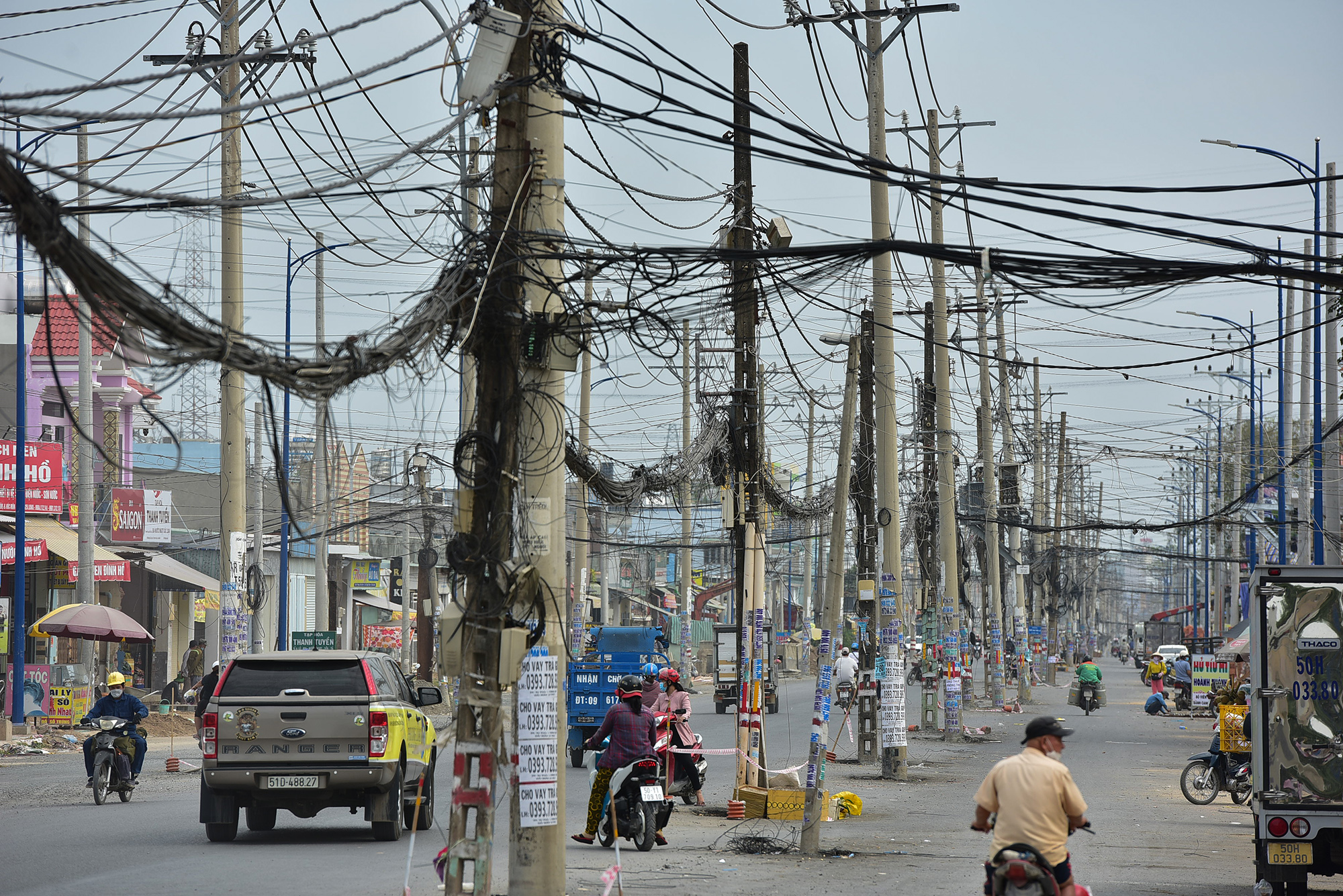 Hơn 500 trụ điện “đi lạc” xuống đường, người dân luồn lách như “làm xiếc” - 2