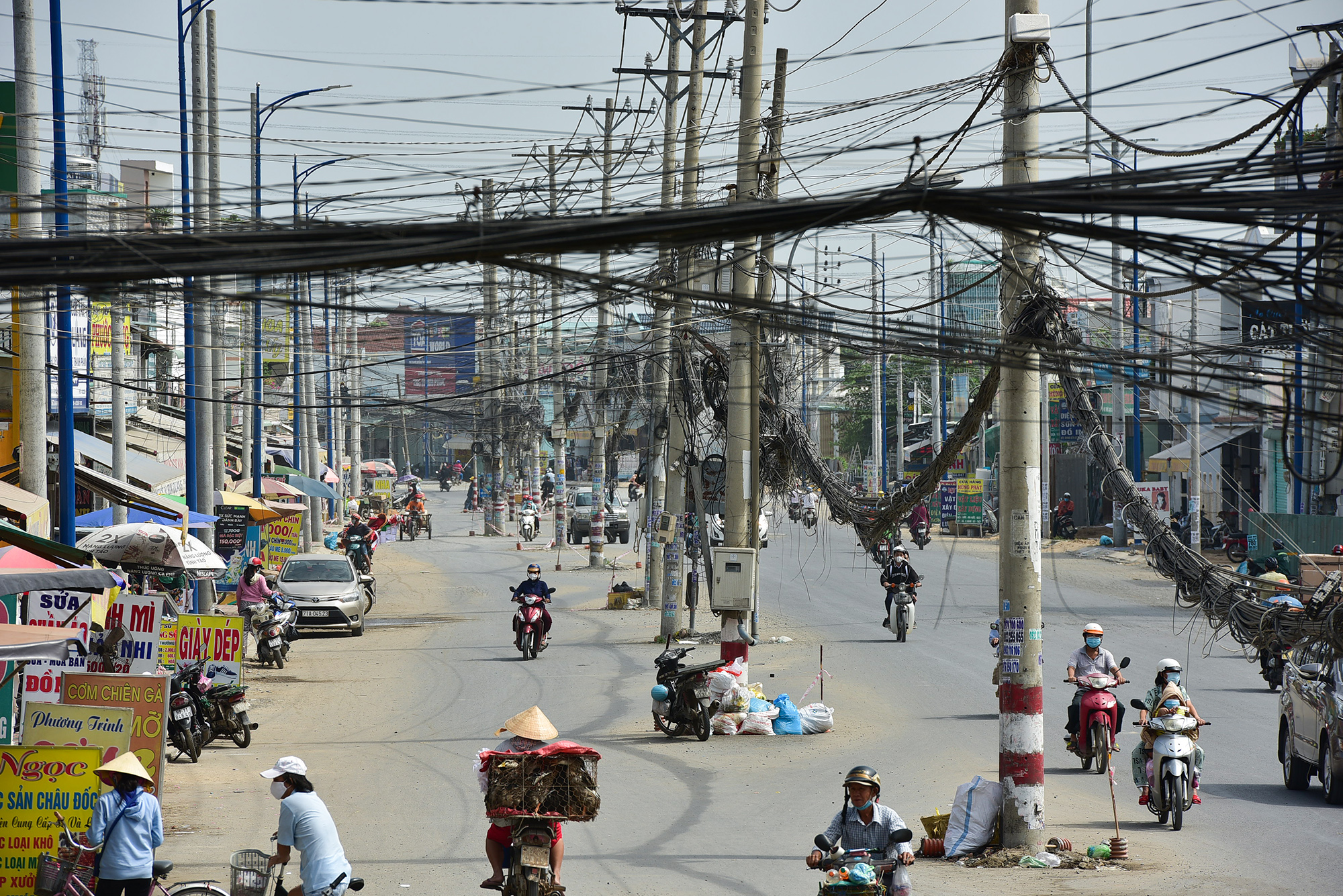 Hơn 500 trụ điện “đi lạc” xuống đường, người dân luồn lách như “làm xiếc” - 3