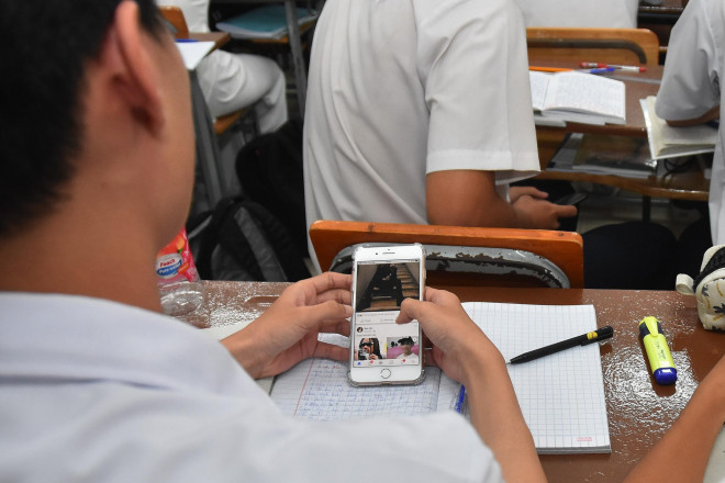 Có nên kiểm soát các mối quan hệ ngoài trường học? - 1