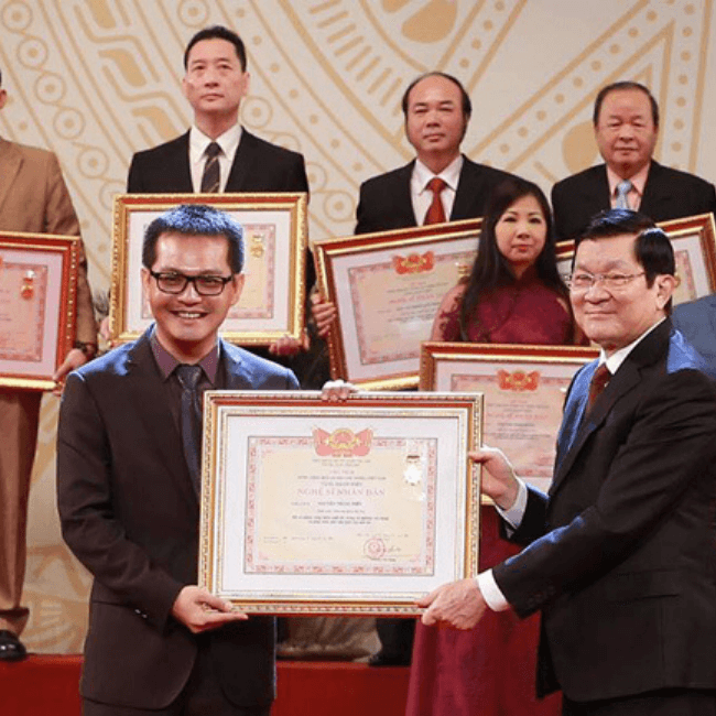 Diễn viên đóng vai ông Tích là Trung Hiếu, anh từng được Nhà nước trao tặng danh hiệu NSND năm 2015. Anh hiện đảm nhận quyền Giám đốc phụ trách Nhà hát Kịch Hà Nội.
