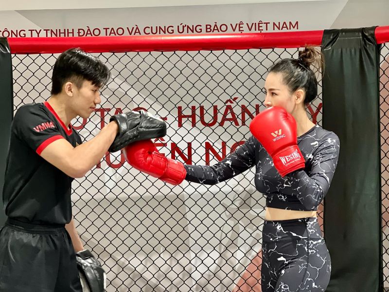 Quế Vân khoe dáng nuột mẹ 3 con, mặc áo xuyên thấu "lấn lướt" đồng nghiệp - 4