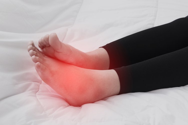 Những dấu hiệu bất thường này ở bàn chân đang gửi tín hiệu cảnh báo sức khỏe có vấn đề - 1