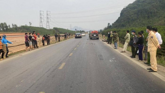 Người đàn ông tử vong thương tâm sau va chạm với ô tô biển xanh ở Hòa Bình - 2