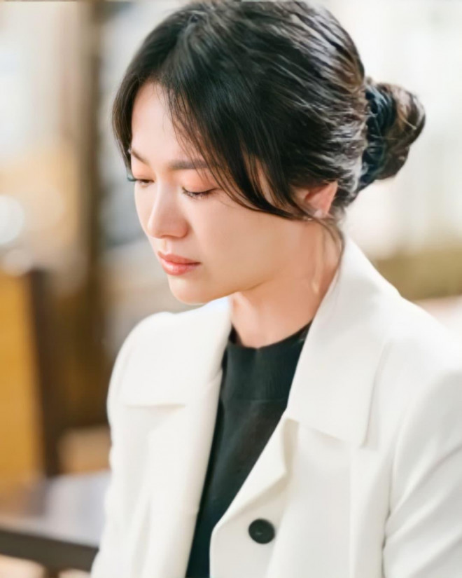 4 cách buộc tóc đẹp, nhanh, tiện lợi của Song Hye Kyo - 1