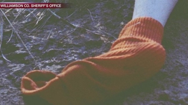 Bí ẩn thi thể cô gái khỏa thân dưới cống thoát nước: Đôi tất màu da cam - 1