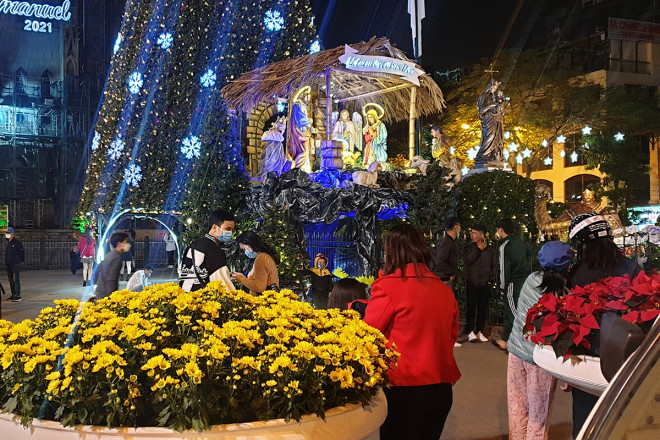 Hà Nội hơn 1.774 ca nhiễm mới, người dân vẫn ùn ùn đổ về nhà thờ Lớn tranh thủ check in trước ngày cấm - 2