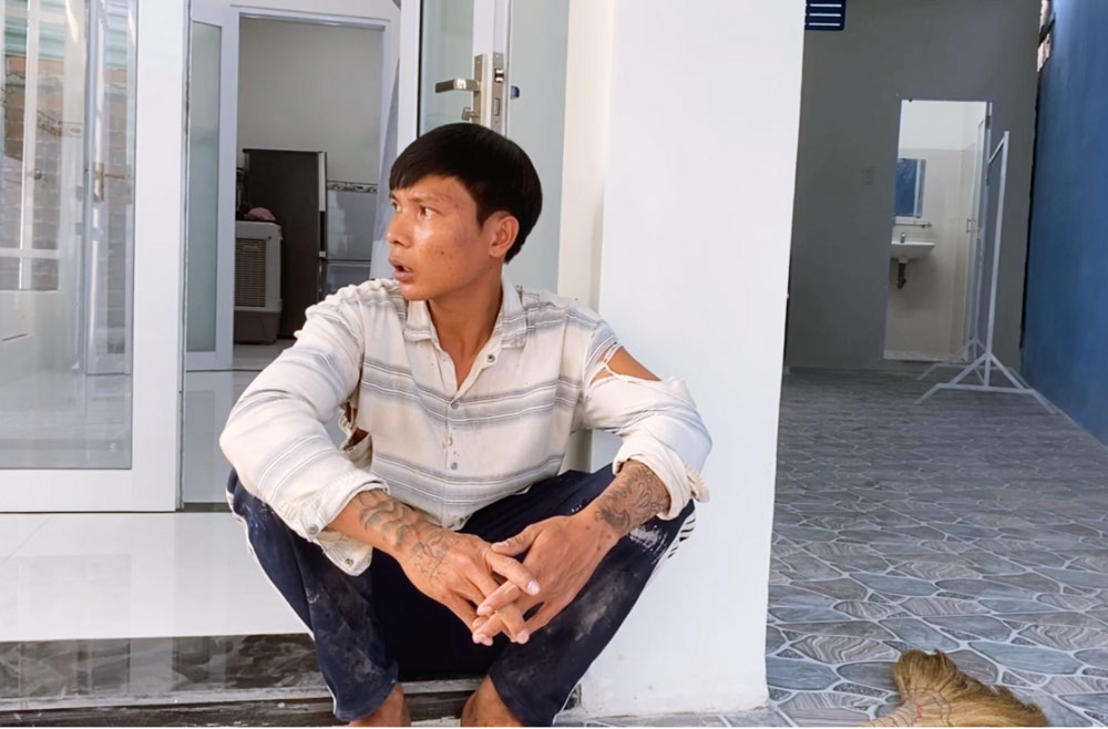 Chàng trai chăn bò quê Bình Định xây nhà, thoát 34 năm ở đợ, 2 YouTuber phụ hồ thì sao? - 4
