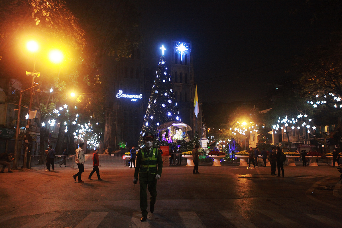 Cùng chiêm ngưỡng bức ảnh tuyệt đẹp này về nhà thờ Lớn Hà Nội trong đêm Noel. Những trang trí đầy sắc màu và không khí Đêm thánh đã tạo nên một không gian đầy thơ mộng và tràn đầy âm nhạc.