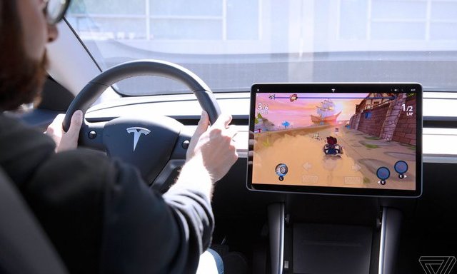 Giới chức Mỹ điều tra Tesla do tính năng chơi game trong xe - 1